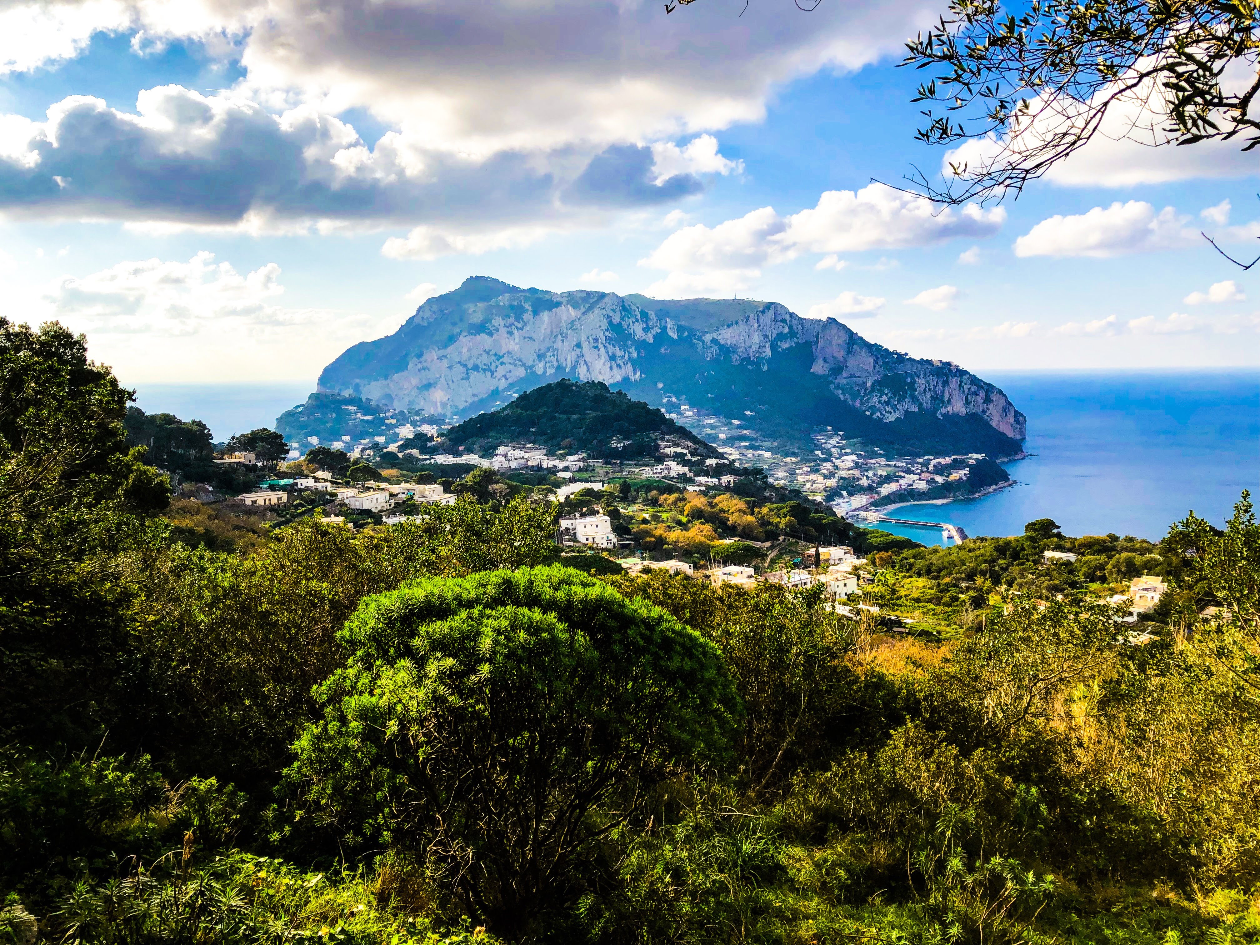 monte en Capri isla ubicada cerca de Napoles